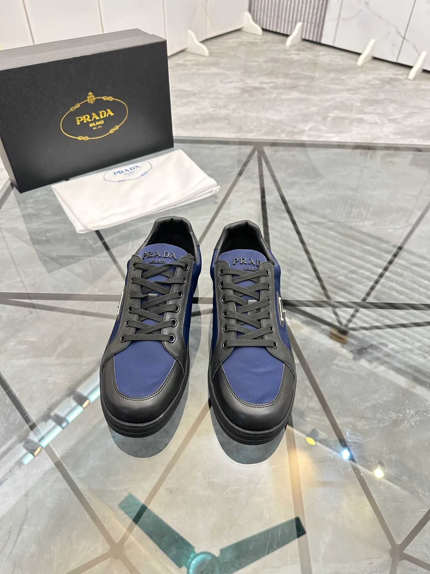 Men's shoes: 💰P400¥ Product trademark: Prada *"Prada*" low-top casual shoes Regular size: 38-44 (can be customized to 45) Product materials: imported cowhide leather upper spliced ​​with original fabric, sheepskin lining, original outsole. Number: 020
